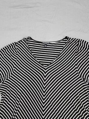 Cable Gauge Woman 3X Plus Top Black White Chevron Striped V Neck Short Sleeve